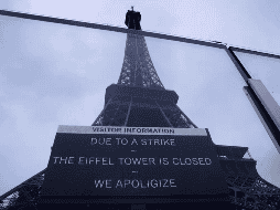 En el sitio web de la torre había avisos en varios idiomas advirtiendo sobre la interrupción de servicios. AP / M. Euler