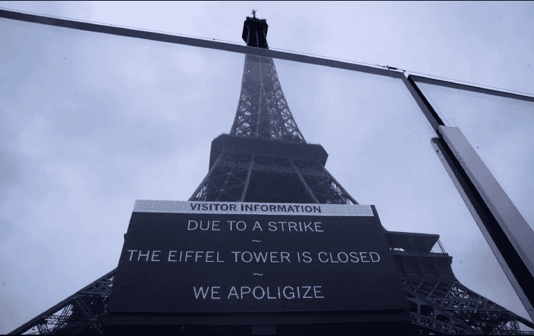 En el sitio web de la torre había avisos en varios idiomas advirtiendo sobre la interrupción de servicios. AP / M. Euler