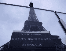 En el sitio web de la torre había avisos en varios idiomas advirtiendo sobre la interrupción de servicios. AP / M. Euler