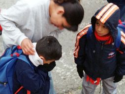 Por la temporada de frío, debido a las bajas temperaturas en Puebla, se decidió retrasar la hora de entrada con la intención de proteger a los estudiantes de los cambios bruscos de temperatura y con ello de enfermedades. NTX / ARCHIVO