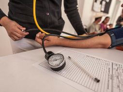 Los pequeños granos de sal realzan el sabor de la comida, pero en grandes cantidades aumentan la presión arterial. EL INFORMADOR / ARCHIVO