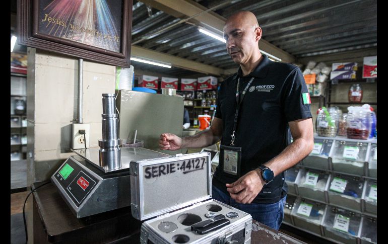 Los mercaderes podrán acudir con el personal de PROFECO para calibrar sus básculas de forma gratuita y recibir un sello de acreditación, pero a partir de abril, aquellos que no cuenten con la calibración serán sancionados. EL INFORMADOR / H. Figueroa