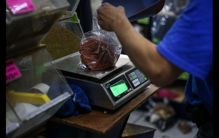 Los mercaderes podrán acudir con el personal de PROFECO para calibrar sus básculas de forma gratuita y recibir un sello de acreditación, pero a partir de abril, aquellos que no cuenten con la calibración serán sancionados. EL INFORMADOR / H. Figueroa
