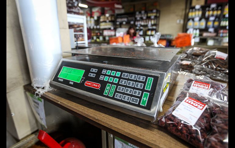 Los mercaderes podrán acudir con el personal de PROFECO para calibrar sus básculas de forma gratuita y recibir un sello de acreditación, pero a partir de abril, aquellos que no cuenten con la calibración serán sancionados. EL INFORMADOR / H. Figueroa