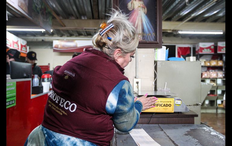 Los mercaderes podrán acudir con el personal de PROFECO para calibrar sus básculas de forma gratuita y recibir un sello de acreditación, pero a partir de abril, aquellos que no cuenten con la calibración serán sancionados. EL INFORMADOR / H. Figueroa