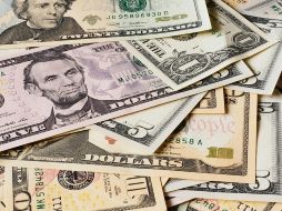 El peso mexicano se cotiza en los mercados internacionales alrededor de los 16.95 pesos por dólar al mayoreo. ESPECIAL/ Foto de Alexander Schimmeck en Unsplash