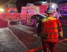 Los cuerpos de los fallecidos fueron extraídos del vehículo por personal de la Unidad de Protección Civil. ESPECIAL/ Protección Civil