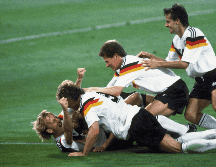 Los jugadores de Alemania celebran el gol de Andreas Brehme, izquierda en el piso, para derrotar a Argentina en la final de la Copa Mundial, el 8 de julio de 1990, en Roma. AP / C. Fumagalli