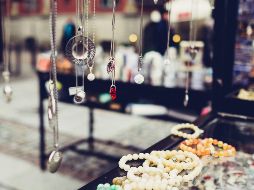 Sets de joyería son puestos en oferta en el sitio web de Liverpool. ESPECIAL/ Foto de freestocks en Unsplash