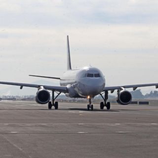 Avión de United Airlines se desvía por daños en una de sus alas