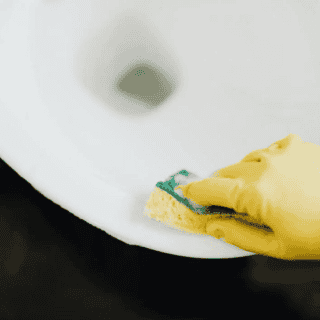 ¿Cómo quitar las manchas negras del fondo del wc?