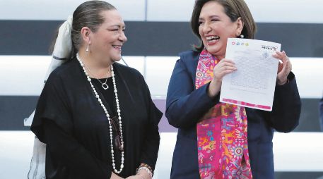 Guadalupe Taddei, consejera presidenta del INE y Xóchitl Gálvez en su registro como candidata presidencial por la coalición “Fuerza y Corazón por México”. EFE