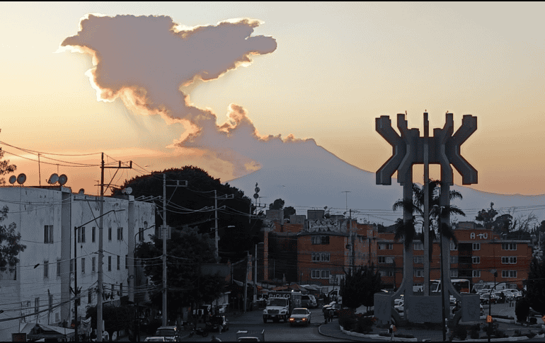 Imagen del volcán Popocatépetl, que emitió una enorme fumarola la tarde el 20 de febrero. SUN / O. Contreras
