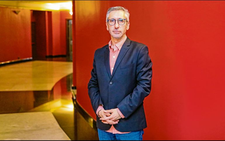 José Luis Castillo, el director de la OFJ posa desde el Teatro Degollado. EL INFORMADOR/ A. Navarro