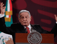 López Obrador exhibió una carta de la corresponsal del diario en México, que incluye su número telefónico y un cuestionario sobre la investigación de los supuestos sobornos del Cártel de Sinaloa y del Cártel de los Zetas. EFE / M. Guzmán