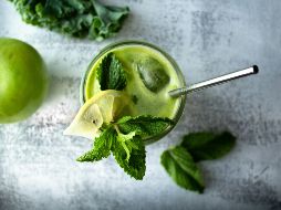 El jugo verde brinda beneficios a la salud debido a sus múltiples propiedades. ESPECIAL/ Foto de C. Rumpf en Unsplash