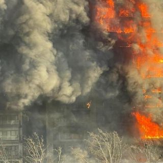 Un incendio afecta un edificio de catorce pisos en Valencia