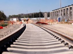 Las imágenes muestran los primeros metros de los rieles que son colocados en el tramo de la estación Las Juntas a Concepción del Valle. ESPECIAL/ SIOP.