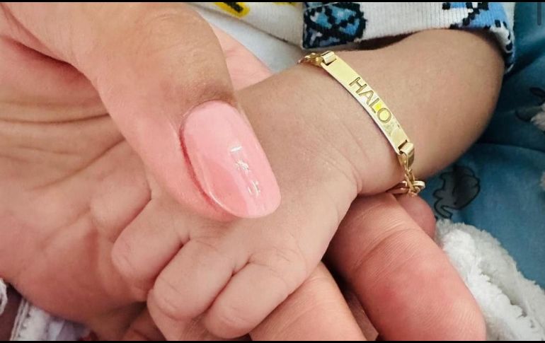 Actualmente, la artista mantiene su vida amorosa y personal en privado. Sin embargo, hace seis semanas compartió una fotografía en la que se observa la mano de su hijo con una pulsera de oro con su nombre. INSTAGRAM/ @hallebailey.