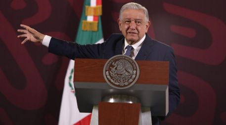 López Obrador explica su propuesta en materia de vivienda. SUN/ C. Mejía.