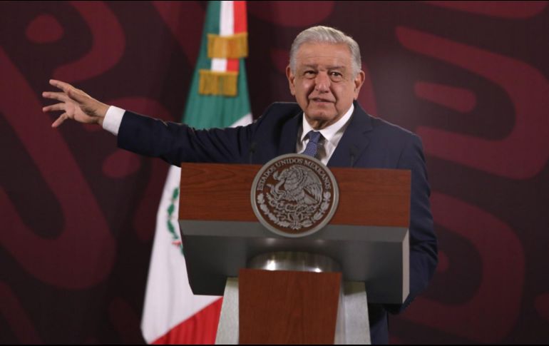 López Obrador explica su propuesta en materia de vivienda. SUN/ C. Mejía.