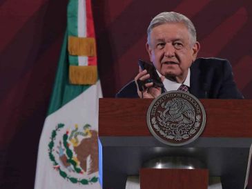 López Obrador exhibió una carta de la corresponsal del diario en México, Natalie Kitroeff, que incluye su número telefónico. SUN / ARCHIVO