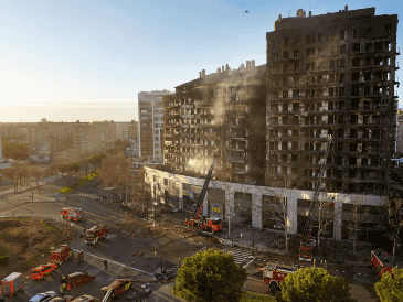 El incendio de un edificio de viviendas en Valencia, España, deja un balance final de diez muertos a este viernes 23 de febrero. AP / A. Saiz