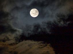 La luna llena o plenilunio se debe a la alineación que hay entre el Sol y la Luna, su ángulo de elongación es de 80° y la iluminación es del 100 %.SUN/archivo