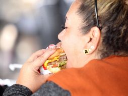 Especialistas recomiendan evitar ingerir en exceso alimentos grasosos, procesados y de origen animal, así como evitar el sedentarismo, pues son factores que pueden contribuir para desarrollar cáncer. EL INFORMADOR / ARCHIVO