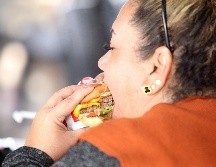 Especialistas recomiendan evitar ingerir en exceso alimentos grasosos, procesados y de origen animal, así como evitar el sedentarismo, pues son factores que pueden contribuir para desarrollar cáncer. EL INFORMADOR / ARCHIVO