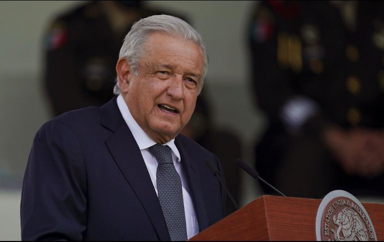 La polémica surgió el jueves, cuando el Presidente López Obrador exhibió una carta de la periodista Natallie Kitroeff con su teléfono y un cuestionario sobre una investigación de Estados Unidos. AP / ARCHIVO