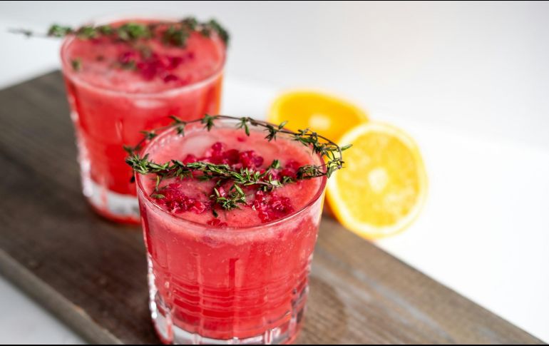 Para preparar este jugo natural precisas de una naranja, un poco de frutos rojos y un puñado de espinacas. ESPECIAL / Foto de Rirri en Unsplash