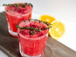 Para preparar este jugo natural precisas de una naranja, un poco de frutos rojos y un puñado de espinacas. ESPECIAL / Foto de Rirri en Unsplash
