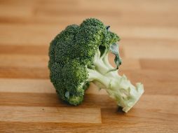 Hortalizas como la lechuga, el brócoli y la espinaca se encuentran entre los que aportan vitamina K a nuestro organismo. A ellos se suman la carne, los higos y los arándanos azules, entre otros. ESPECIAL / Foto de Annie Spratt en Unsplash