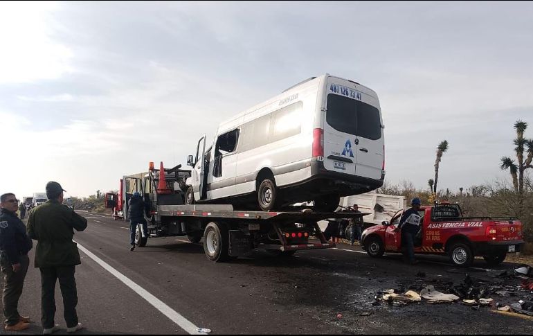 En el incidente se vieron involucrados una camioneta de transporte de personal y una unidad de transporte de carga pesada. X/@SSPC_SLP.