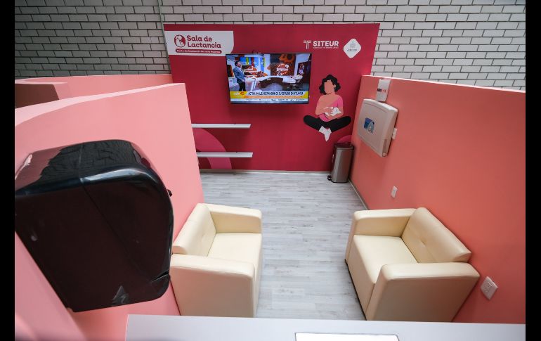 Las salas de lactancia cuentan con sillones, mesa de apoyo, cambiapañales, pantalla digital, bote para basura y banca de espera. X/@SITEURJAL.