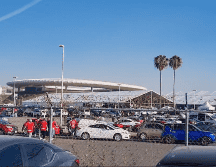 Tres horas antes de que arrancara el juego el estacionamiento principal del inmueble lucía con una carga importante de tráfico vehicular. EL INFORMADOR/D.REOS