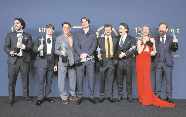 (De izquierda a derecha) Benny Safdie, Cillian Murphy, Robert Downey Jr., Josh Hartnett, Alden Ehrenreich, Casey Affleck, Emily Blunt y Kenneth Branagh, ganadores del premio al  Mejor Elenco en la película “Oppenheimer”. AFP/F. Harrison