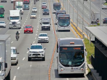 A pesar de la puesta en marcha de sistemas de transporte público como el del Peribús, ha aumentado la utilización de automóviles partículares por parte de los habitantes de la Zona Metropolitana de Guadalajara. EL INFORMADOR