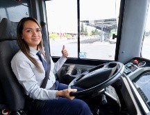 En la actualidad son 137 las mujeres que se desempeñan como operadoras del transporte público, de las cuales 33 se graduaron en la primera generación, 41 en la segunda y 63 en la tercera. ESPECIAL / Setran
