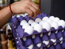 Otra opción viable es calentarlos en el microondas, solo requerirá romper el huevo en un recipiente apto, con cuidado de no romper la yema e introducirlo durante 40 segundos a una potencia media o cualquier variante dependiendo del electrodoméstico. INFORMADOR/archivo