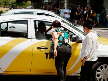 De acuerdo con los taxistas solamente dos de cada 10 pasajeros solicita el uso del taxímetro. EL INFORMADOR / ARCHIVO