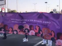 Hace tres horas que se mantiene el bloqueo en Periférico Norte, con miles de vehículos detenidos en ambas direcciones, excepto en los carriles laterales que van hacia Tlalnepantla, que permanecen despejados. SUN