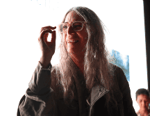 Patti Smith, en compañía de su colega Stephan Crasneanscki inauguraron la noche de este martes la exposición audiovisual 