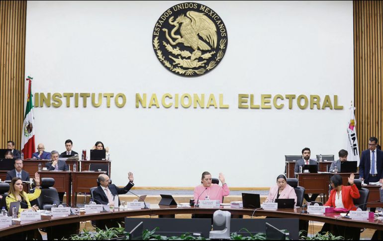 Sesión ordinaria en el Instituto Nacional Electoral encabezada por la consejera presidenta Guadalupe Taddei (centro). EL UNIVERSAL
