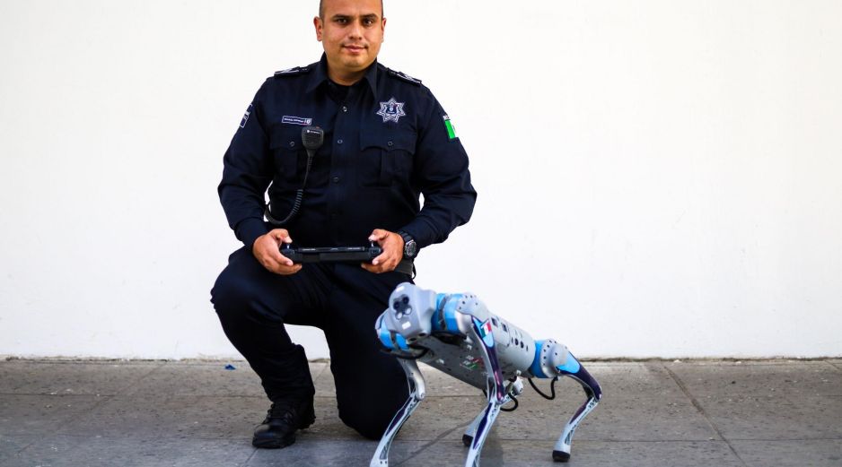 Eduardo Bustamante, policía segundo de la Comisaría de Zapopan, está a cargo del “Oficial Perrón”, el robot cuadrúpedo. EL INFORMADOR/A. Navarro
