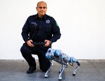 Eduardo Bustamante, policía segundo de la Comisaría de Zapopan, está a cargo del “Oficial Perrón”, el robot cuadrúpedo. EL INFORMADOR/A. Navarro