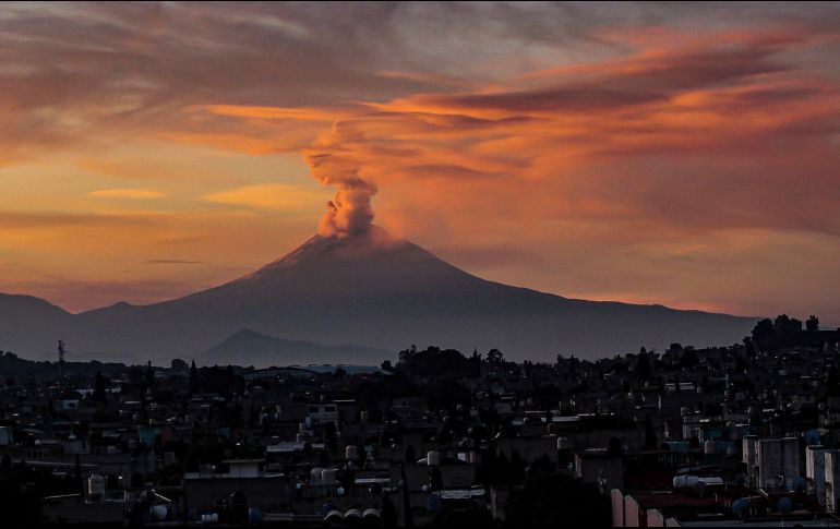 El Popocatépetl ha lanzado grandes cantidades de fumarolas que en consecuencia se convierten en ceniza. NTX/ ARCHIVO.