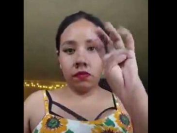 La mujer decidió solicitar ayuda mediante una señal que realizó con una de sus manos. Facebook / Majo Robles Boutique