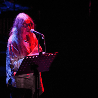 Patti Smith conmueve con la poesía de sus paisajes sonoros